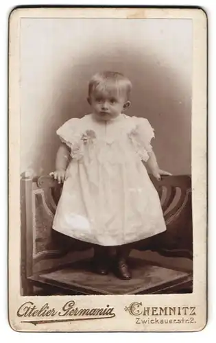 Fotografie Atelier Germania, Chemnitz, Zwickauerstrasse 2, Portrait niedliches Kleinkind im weissen Kleid
