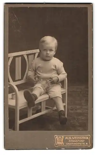 Fotografie Alb. Weinstock, Stassfurt, Bahnhofstrasse 4, Portrait kleiner Junge in modischer Kleidung