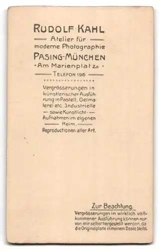 Fotografie Rudolf Kahl, München-Pasing, Am Marienplatz, Portrait bürgerliche Dame mit Kleinkind auf dem Arm