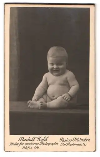 Fotografie Rudolf Kahl, München-Pasing, Am Marienplatz, Portrait nackiges Baby auf Tisch sitzend