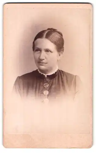 Fotografie Ad. Arnold, Rostock, Hopfenmarkt 14, Portrait junge Dame mit Kragenbrosche