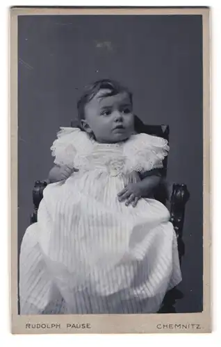 Fotografie Rud. Pause, Chemnitz, Poststrasse 11, Portrait niedliches Kleinkind im hübschen Kleid auf Stuhl sitzend