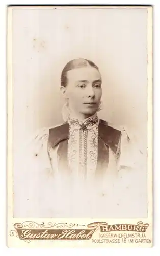 Fotografie Gustav Habel, Hamburg, Kaiser Wilhelmstrasse u. Poolstrasse 18, Portrait junge Dame mit zurückgebundenem Haar