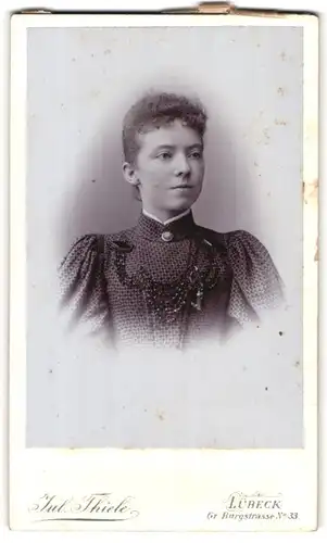 Fotografie Jul. Thiele, Lübeck, Grosse Burgstrasse 33, Portrait junge Dame im hübschen Kleid