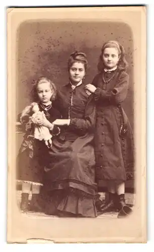 Fotografie unbekannter Fotograf und Ort, Portrait bürgerliche Dame und zwei Mädchen mit Puppe