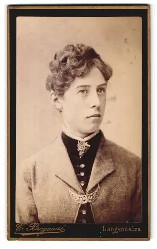 Fotografie C. Bregazzi, Langensalza, Portrait junge Dame mit Kragenbrosche