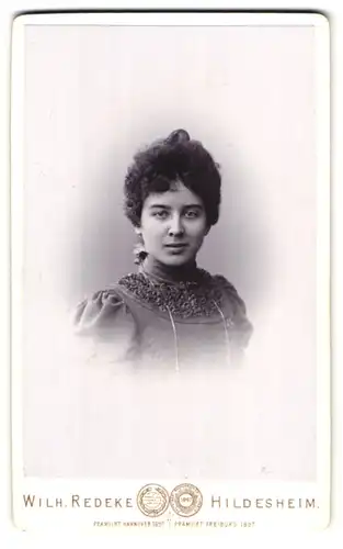 Fotografie Wilh. Redeke, Hildesheim, Kreuzstrasse 22, Portrait junge Dame im hübschen Kleid
