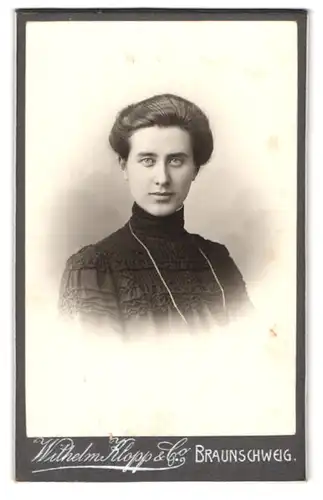 Fotografie Wilhelm Klopp & Co., Braunschweig, Portrait junge Dame in hübscher Kleidung