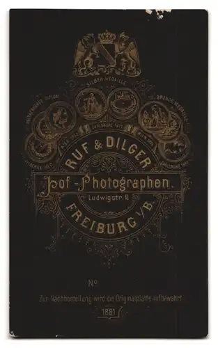 Fotografie Ruf & Dilger, Freiburg i / B., Ludwigstrasse 2, Portrait junge Dame im hübschen Kleid