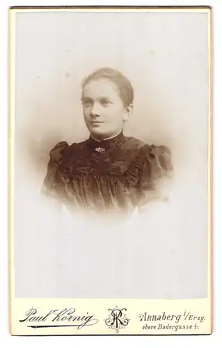 Fotografie Paul Körnig, Annaberg i / Erzg., Obere Badergasse 4, Portrait junge Dame mit zurückgebundenem Haar