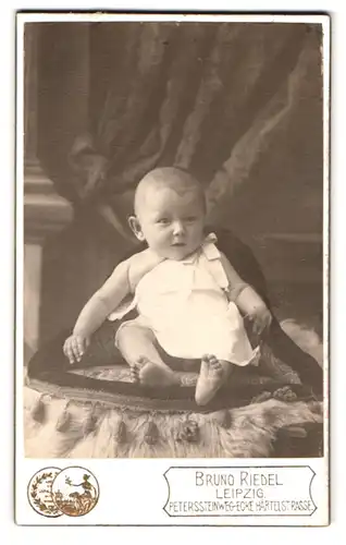 Fotografie Bruno Riedel, Leipzig, Peterssteinweg Ecke Härtelstrasse, Portrait niedliches Kleinkind im weissen Hemd