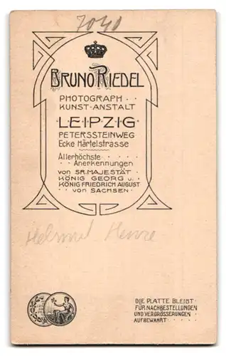 Fotografie Bruno Riedel, Leipzig, Peterssteinweg Ecke Härtelstrasse, Portrait niedliches Kleinkind im weissen Hemd