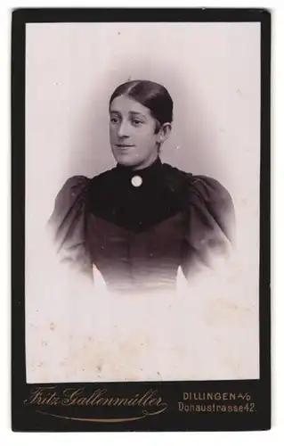 Fotografie Fritz Gallenmüller, Dillingen a / D., Donaustrasse 42, Portrait junge Dame im eleganten Kleid