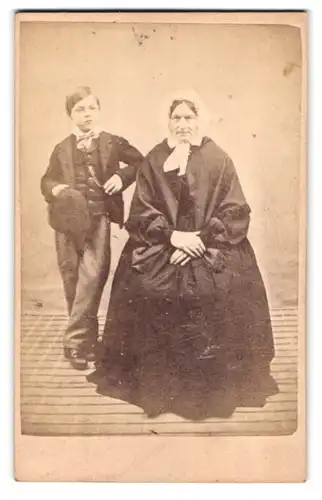 Fotografie London Photographic Company, Bayswater, 1b Norfolk Terrace, Edeldame im schwarzen Kleid mit Haube nebst Knabe