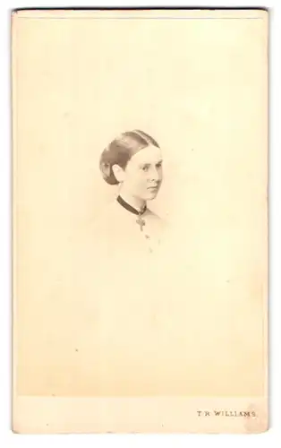 Fotografie T.R. Williams, London, 236 Regent Street, Portrait Mrs. Herbert Hardy