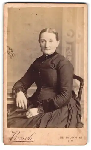 Fotografie C.E. Beach, South Kensington, 107 Fulham Road, Dame im schwarzen Sonntagskleid beim Fotograf