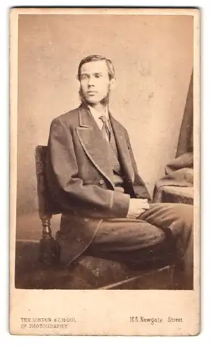 Fotografie The London School of Photography, London, 103 Newgate Street, junger Herr mit Backenbart im Anzug