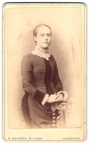 Fotografie R. Robert Willson, Walworth, 116 Walworth Road, hübsches Mädchen trägt Korsett & Kleid