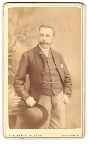 Fotografie R. Robert Willson, Walworth, 116 Walworth Road, Gentleman mit Schnauozbart & Hut