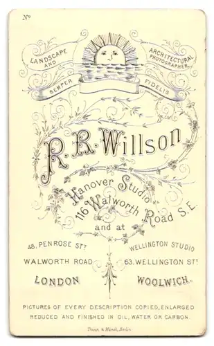 Fotografie R. Robert Willson, Walworth, 116 Walworth Road, Dame mit Hut trägt Bluse mit Pelzbesatz