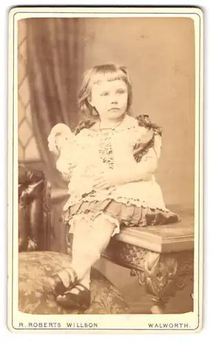 Fotografie R. Robert Willson, Walworth, 116 Walworth Road, niedliches Mädchen mit Puppe im Foto-Atelier