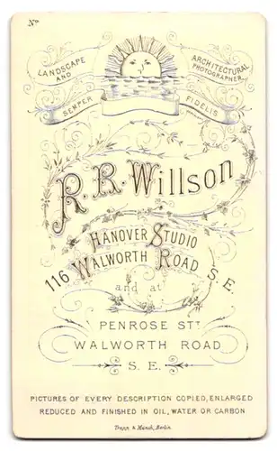 Fotografie R. Robert Willson, Walworth, 116 Walworth Road, niedliches Mädchen mit Puppe im Foto-Atelier