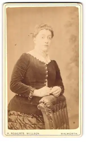 Fotografie R. Robert Willson, Walworth, 116 Walworth Road, beleibte Hausfrau mit Kragen aus Spitze