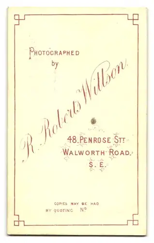 Fotografie R. Robert Willson, Walworth, 116 Walworth Road, hübsche Dame mit Hut & Schmuck, Ohrringe & Brosche