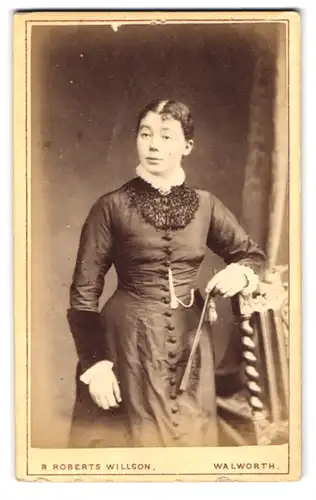 Fotografie R. Robert Willson, Walworth, 116 Walworth Road, Brünette Dame im schwarzen Kleid mit Fächer
