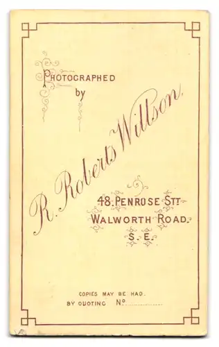 Fotografie R. Robert Willson, Walworth, 116 Walworth Road, Brünette Dame im schwarzen Kleid mit Fächer