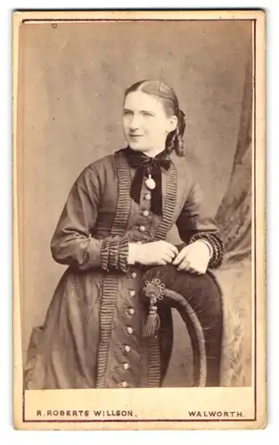 Fotografie R. Robert Willson, Walworth, 116 Walworth Road, hübsche junge Dame mit Schmuck-Anhänger