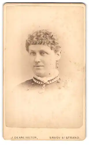 Fotografie J. Deane Hilton, Strand, Savoy Street, Portrait Dame mit Schmuck, Ohrringe, Halskette mit Anhänger