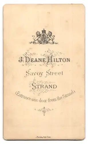 Fotografie J. Deane Hilton, Strand, Savoy Street, Portrait Dame mit Schmuck, Ohrringe, Halskette mit Anhänger
