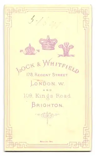 Fotografie Lock & Whitfield, London, 109 Kings Road, Bursche im eleganten Anzug