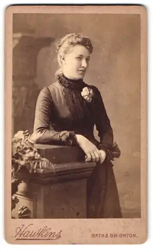 Fotografie Atelier Hawkins, Bath, 35 Milsom Street, hübsche junge Dame mit Ansteckblume