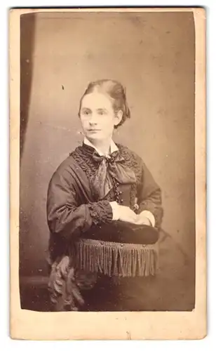 Fotografie H. Foote, Bath, 8 Broad Street, junge Hausfrau im dunkelen Kleid mit Schleife