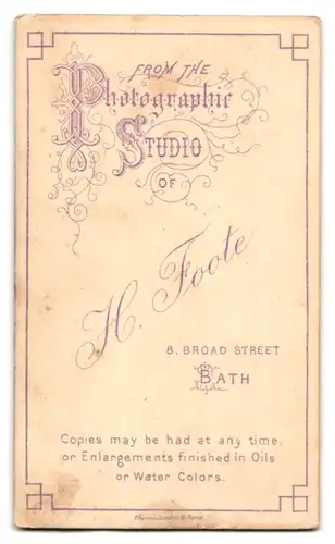 Fotografie H. Foote, Bath, 8 Broad Street, junge Hausfrau im dunkelen Kleid mit Schleife