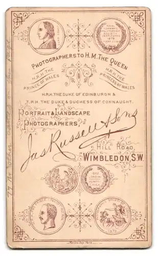 Fotografie Russell & Sons, Wimbledon, Hill Road, junger Heer trägt Anzug mit Krawatte