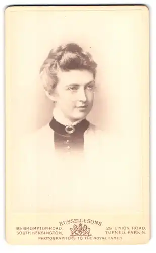 Fotografie Russell & Sons, Wimbledon, Hill Road, Portrait junge Dame mit Brosche