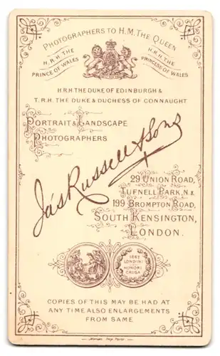 Fotografie Russell & Sons, Wimbledon, Hill Road, Portrait junge Dame mit Brosche