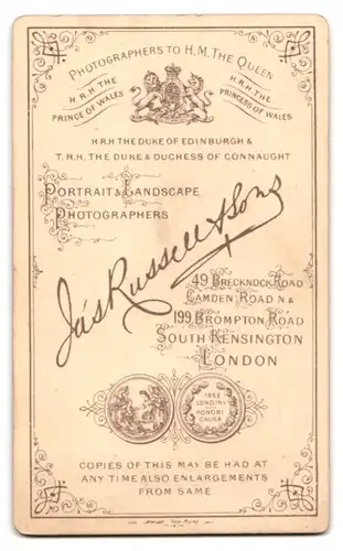 Fotografie Russell & Sons, Wimbledon, Hill Road, Portrait hübsche junge Dame mit Halskette & Anhänger