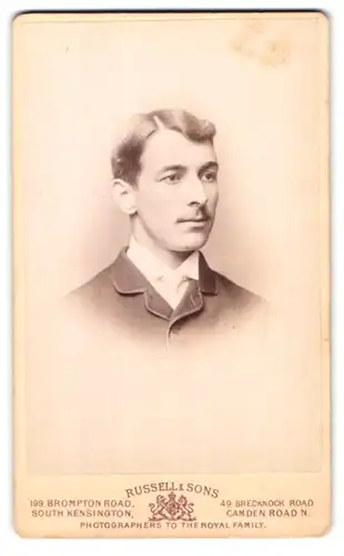 Fotografie Russell & Sons, Wimbledon, Hill Road, Portrait junger Gentleman im Anzug