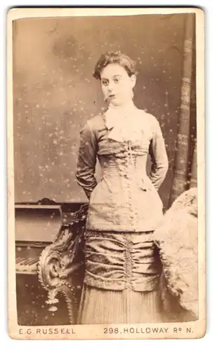 Fotografie E.G. Russell, London, 298 Holloway Road, junge Dame im Sonntagskleid beim Fotograf