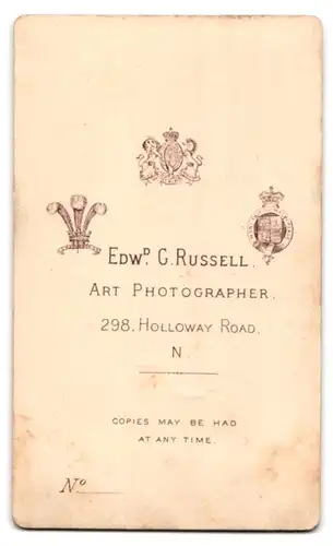 Fotografie E.G. Russell, London, 298 Holloway Road, junge Dame im Sonntagskleid beim Fotograf