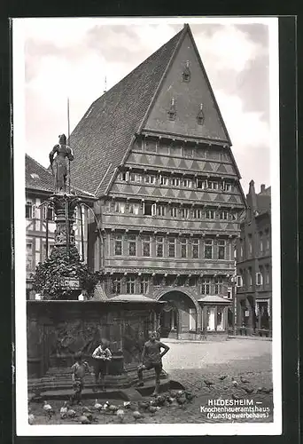 AK Hildesheim, Knochenhaueramtshaus Kunstgewerbehaus mit Brunnen und Kindern