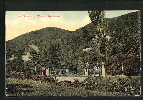 AK Bad Sooden a. Werra, Blick ins Riedbachtal mit Spaziergängern