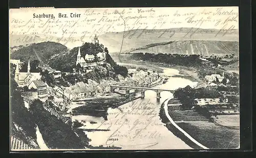 AK Saarburg /Bez.Trier, Blick von oben auf Ort, Burg und Brücke