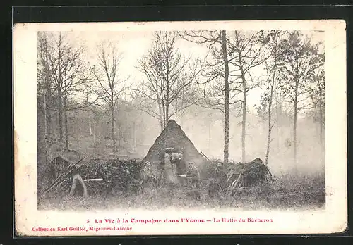 AK La Hutte du Bucheron, Köhler vor ihrer Hütte