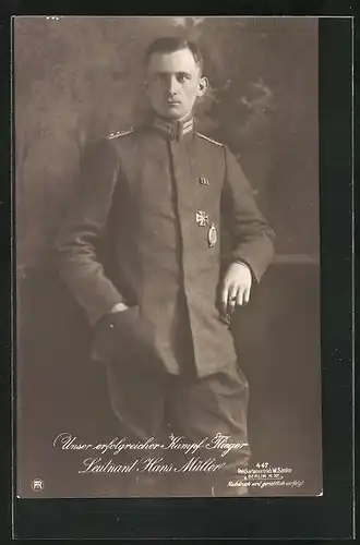 Foto-AK Sanke Nr. 447: Kampfflieger Leutnant Hans Müller in Uniform mit Flugzeugführerabzeichen