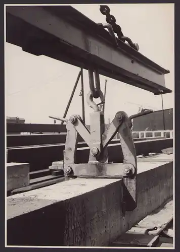 Fotografie Albert Renger-Patzsch, Baukunst / Bautechnik, Hebewerkzeug auf Baustelle, Neue Sachlichkeit